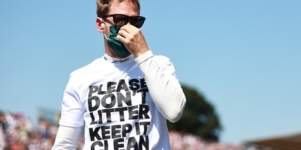 F1: Vettel raccoglie i rifiuti in tribuna dopo il Gp di Silverstone