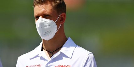 F1, Mick Schumacher gira a Silverstone con la Jordan 191 di papà Michael