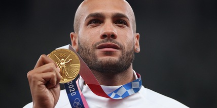 Jacobs sul podio di Tokyo 2020: mano sul cuore e occhi lucidi