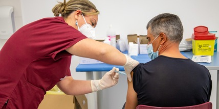 Terza dose di vaccino, Brusaferro dice sì: ecco chi deve farla