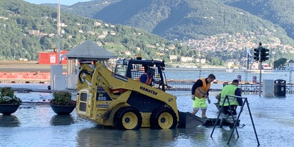 Maltempo al Nord: esonda il lago di Como, strade allagate