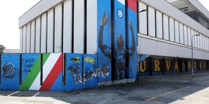 Inter, tifosi imbrattano il murale dedicato a Lukaku fuori San Siro