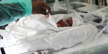 Cina, malata di Covid partorisce tre gemelli