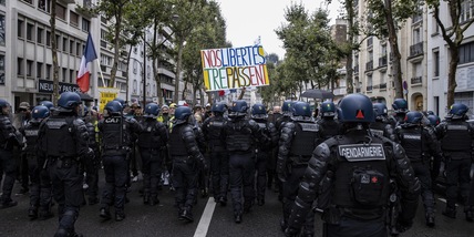 Caos in Francia, 250mila persone protestano contro il Green Pass