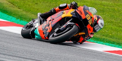 MotoGp: Binder conquista il Gp d'Austria sotto la pioggia, Rossi ottavo