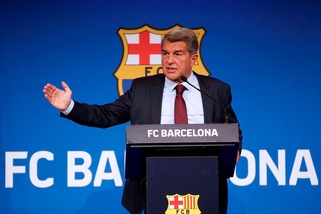 Barcellona, Laporta: “Pjanic? Se va venduto è meglio che giochi…”