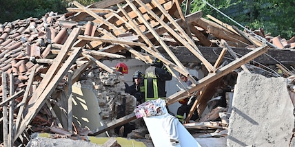 Crolla palazzina a due piani a Torino, vicino l'Allianz Stadium