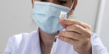 Vaccino 3ª dose, somministrazione tra fine anno e inizio 2022