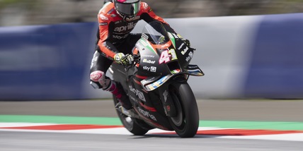 MotoGp, Aleix Espargaro è il migliore nel warm-up di Silverstone