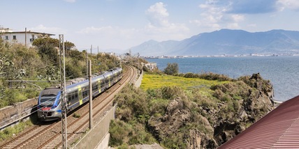 Tenta di raggiungere la Francia sul tetto di un treno: morto folgorato