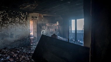L'interno del palazzo bruciato a Milano: porte deformate