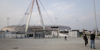Juve, tifosi contestano la società: Viking appendono striscioni fuori dall'Allianz Stadium