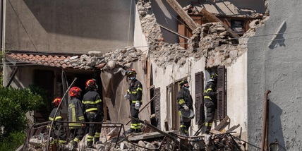 Esplosione e crollo di una casa a Pontremoli: si cercano feriti tra le macerie