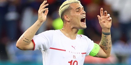 Xhaka positivo al Coronavirus. Mourinho: "Fai il vaccino"