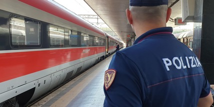 Chiede di mettere la mascherina: capotreno picchiato