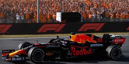 F1, Red Bull e l'omaggio all'Italia verso Monza: la RB7 per strada a Palermo
