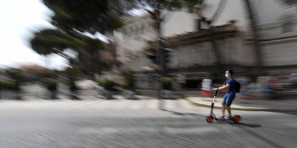 Roma, scontro tra auto e monopattino: muore un 34enne