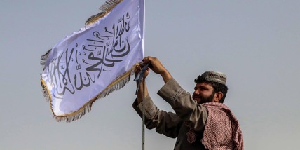 Kabul, talebani issano la bandiera proprio l'11 settembre