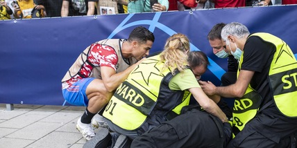 Ronaldo manda ko una steward con un tiro e poi corre a soccorrerla