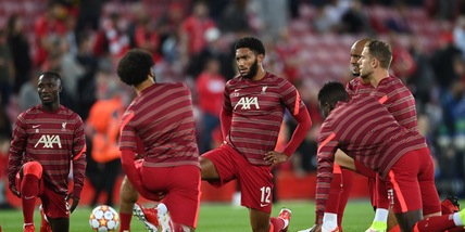 Champions League, Liverpool e Milan in ginocchio contro il razzismo