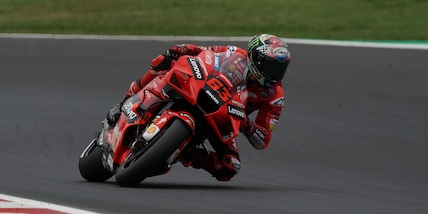 MotoGp, Bagnaia trionfa davanti a Quartararo a Misano. Podio per Bastianini