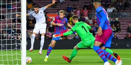 Liga, il Barcellona frena con il Granada. Araujo salva Koeman