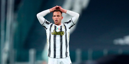 Juventus, incidente in Ferrari per Arthur: macchina rovinata, lui illeso