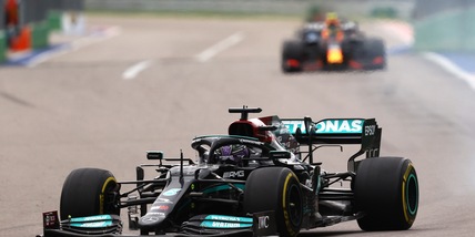 F1, Gp Russia: Hamilton fa 100 sotto la pioggia, Verstappen è 2° davanti alla Ferrari di Sainz