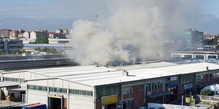 Torino, incendio in un capannone. L'allarme: "Tenete le finestre chiuse"