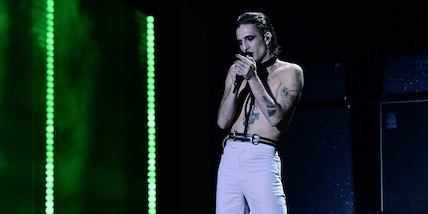 Damiano dei Maneskin saluta i giornalisti e poi fa una gaffe