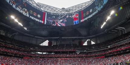 NFL, coppia beccata a fare sesso nei bagni: la polizia li espelle