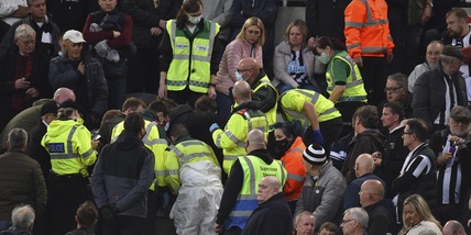 Newcastle-Tottenham sospesa per un malore sugli spalti