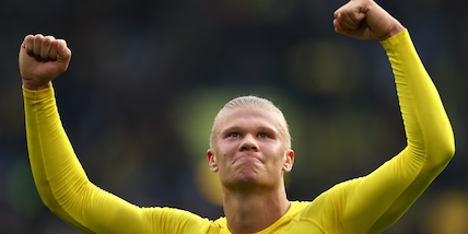 Haaland e il tifoso invasore: maglia regalata due volte