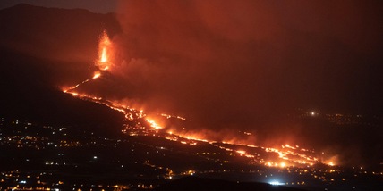 Eruzione Canarie: non c'è pace, la lava raggiunge La Laguna