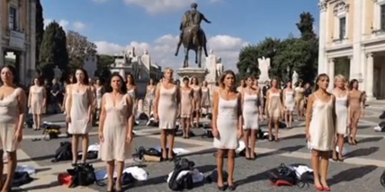 Le ex hostess di Alitalia si spogliano in un flash mob: clamoroso a Roma