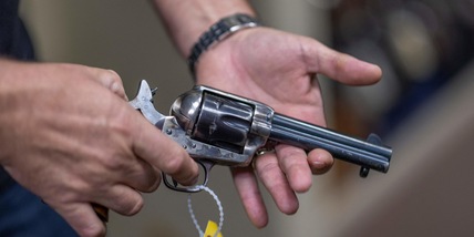 Alec Baldwin, parla l'assistente alla regia: la verità su quella pistola