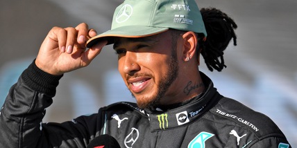 F1, sorpresa Hamilton: si traveste da ingegnere per tre bambini