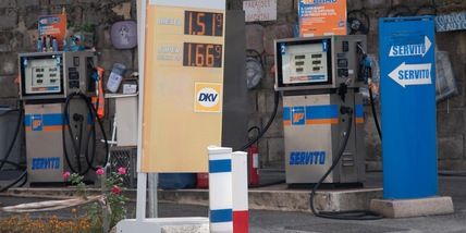 Torino, ladri al distributore di benzina: tagliano la colonna dei pagamenti e scappano con 2mila euro