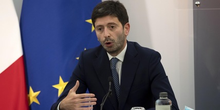 Speranza: "Nuove restrizioni? Il Green Pass resta, mascherine fondamentali"