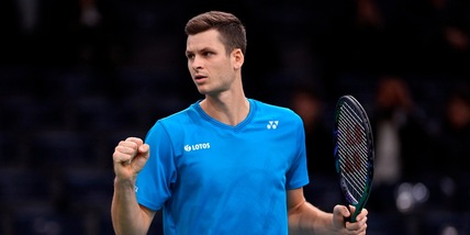 Hurkacz ai quarti di Parigi-Bercy: allungo su Sinner in classifica