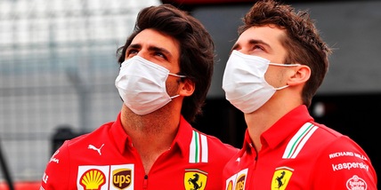 Ferrari: filming day a Barcellona, Leclerc e Sainz in pista con la F1-75