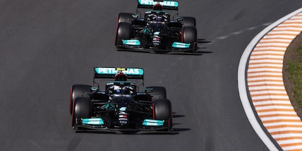 F1, Hamilton incoraggia Bottas: "Continuiamo a spingere fratello"