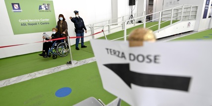 Covid, il microbiologo Rasi: "La terza dose potrebbe essere l'ultima"