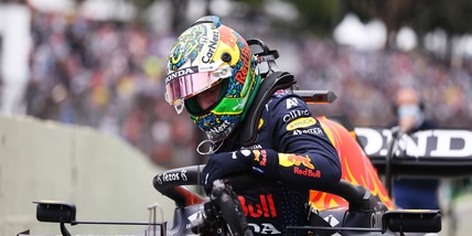 F1, multa di 50 mila euro a Max Verstappen dopo aver toccato la Mercedes di Hamilton