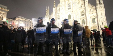 La polizia ferma i No Green pass a Milano: due arresti