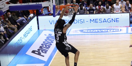 Trento beffa Brindisi nel finale, Napoli batte nettamente Pesaro