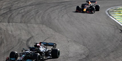 F1, Hamilton riapre il Mondiale: vittoria in Brasile davanti a Verstappen