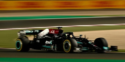 F1 Gp Qatar: Hamilton trionfa davanti a Verstappen e Alonso, Ferrari indietro