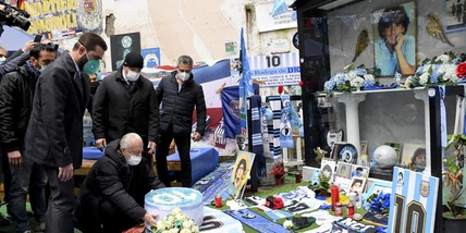 Napoli, De Laurentiis depone fiori davanti al murale di Maradona