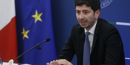 Speranza: "Variante Omicron è una sfida, fase non semplice"